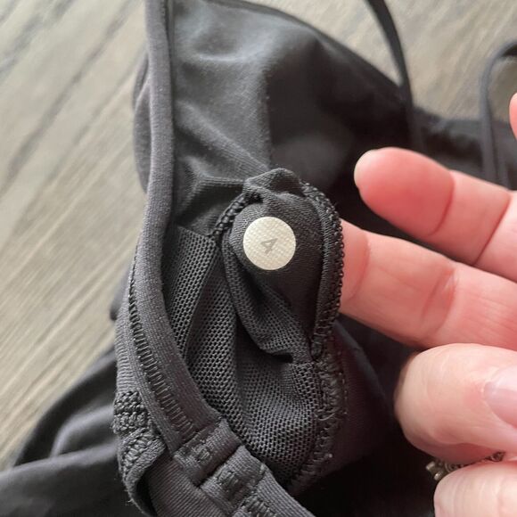 Lululemon Womens 4 Black Tank Top with Built in Bra - Picture 3 of 7